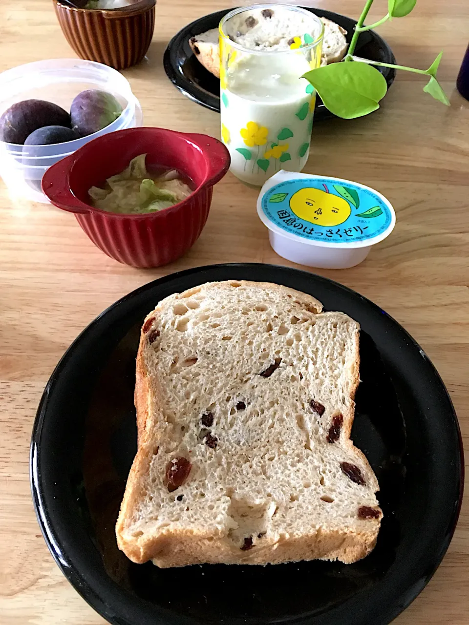 Snapdishの料理写真:朝焼きレーズン食パン🍞、野菜の切れ端で作った野菜出しでベーコンとレタスのスープ、バナナスムージー(甘酒、荏胡麻オイル、小松菜入り)、無花果、八朔ゼリー😋|さくたえさん