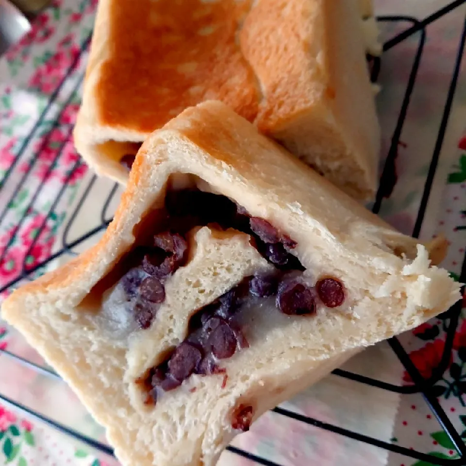 Snapdishの料理写真:なんだかね、こういうのは失敗だわね…白あんと小豆かのこのあん食パン🍞|cocco+さん