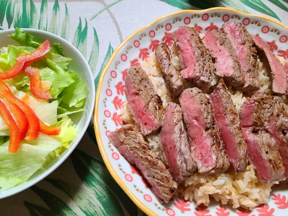 ステーキ丼とサラダ|コハクさん