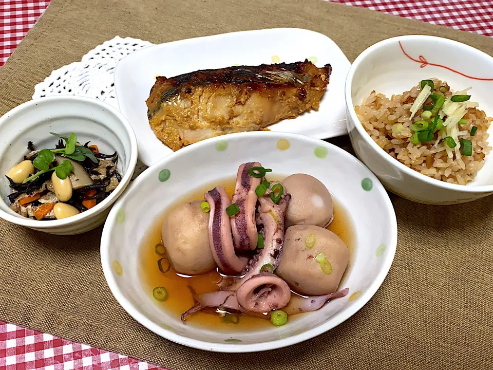 さわらの味噌焼き🐟
里芋とイカの煮物
ひじき煮
煮物出汁炊き込みご飯🍚|eiyadeさん