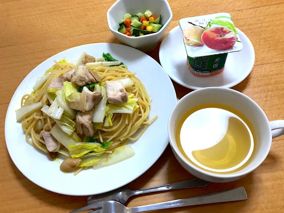 #鶏もも肉と白菜の和風パスタ（柚子胡椒味）、#ヨーグルト（白桃&黄桃）、#サラダ、#ジャスミン茶|tatsuya_kidさん