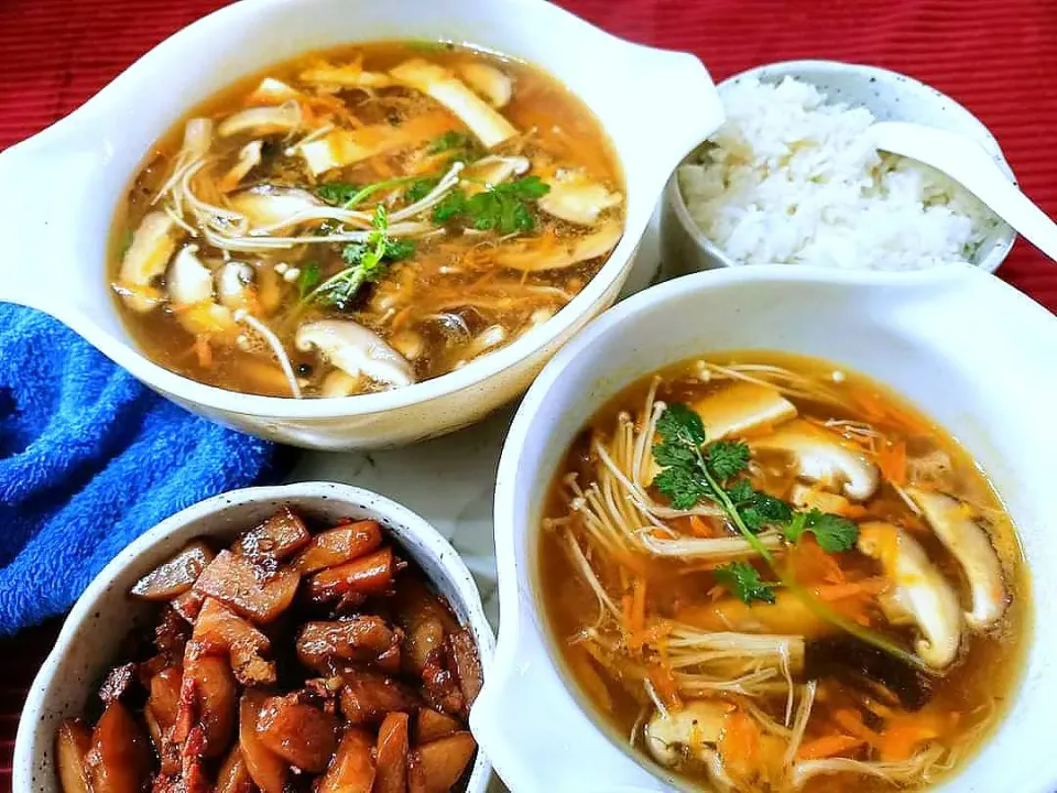 Snapdishの料理写真:Enoki and Shitake mushrooms 🍄 soup|Fatmamaさん