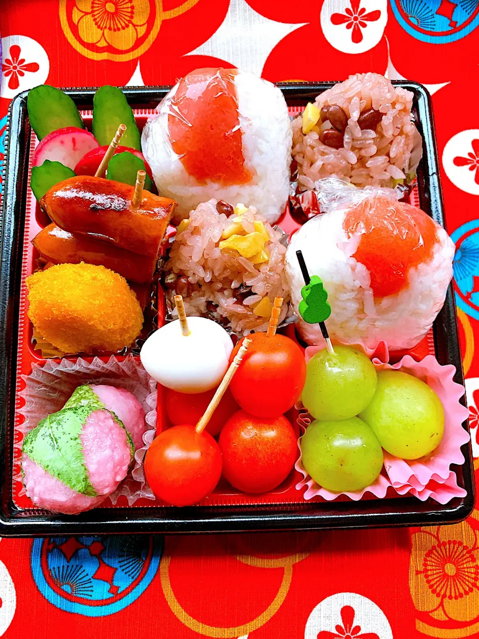 Snapdishの料理写真:#お弁当　#お父さん弁当　#おむすび弁当　#使い捨て容器　#おにぎり弁当　#シャインマスカット　#yamasarakurakubento #snapdish  |Blueberry🫐さん