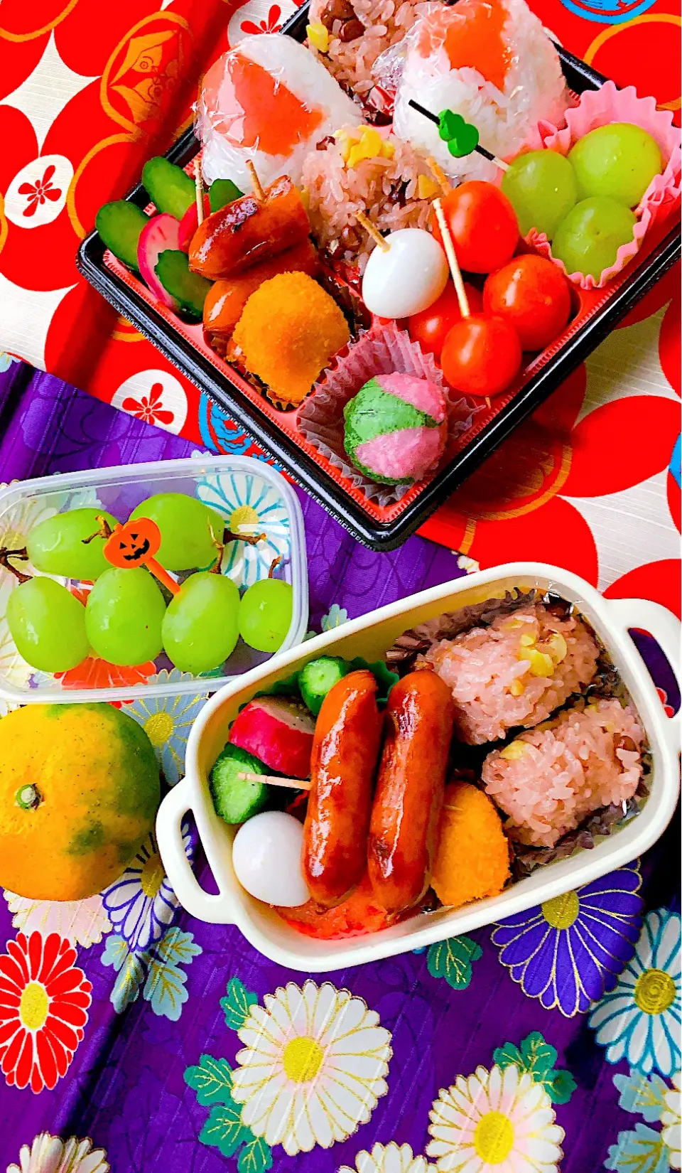 #お弁当　#お父さん弁当　#おむすび弁当　#使い捨て容器　#おにぎり弁当　#シャインマスカット　#yamasarakurakubento #snapdish|Blueberry🫐さん