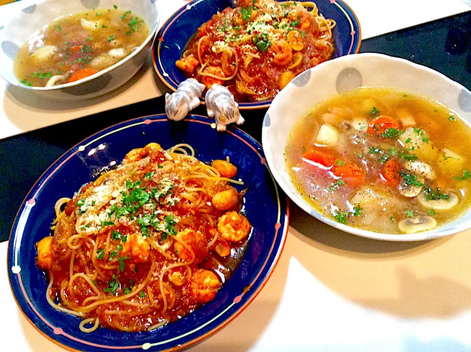 海老のトマトソースパスタとベーコン、じゃがいも、人参、マッシュルームのコンソメスープで晩御飯。|Takeshi  Nagakiさん