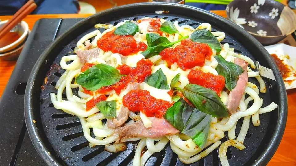 Snapdishの料理写真:焼きまる君で焼き肉！
〆の焼きうどんピザ風|Etsuさん