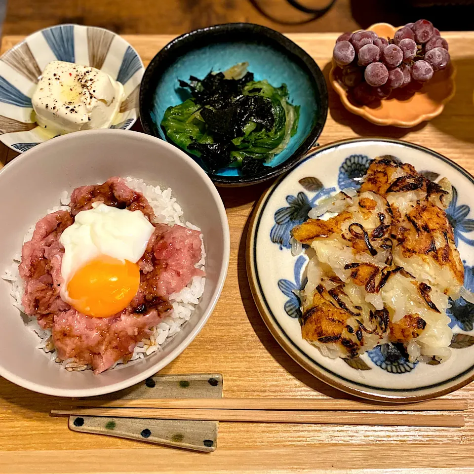 ネギトロ丼、玉ねぎのもちもちチーズチヂミ|なつこさん