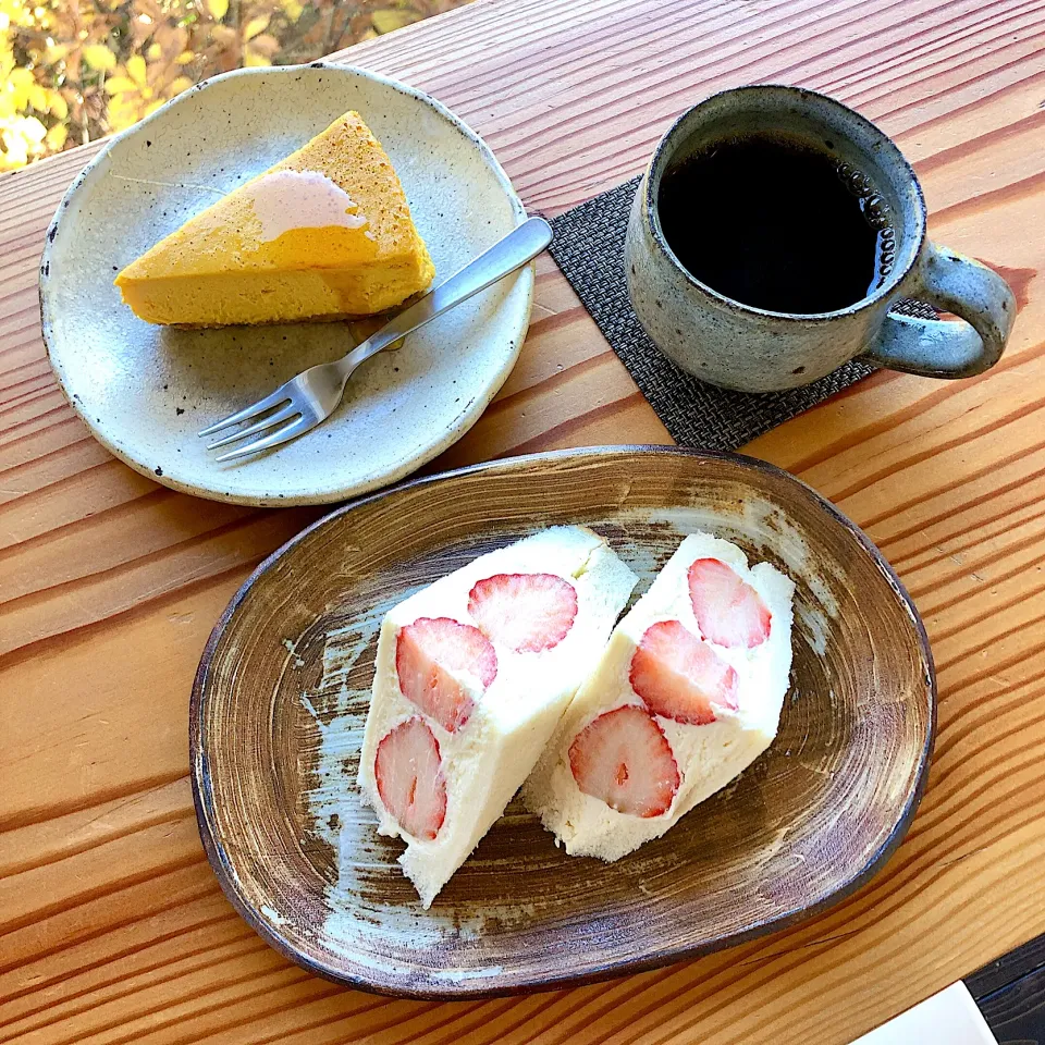 札幌カフェ巡り「カフェ崖の上」紅葉見ながら苺サンド🍓カボチャのケーキ🎃|Happy suzumeさん