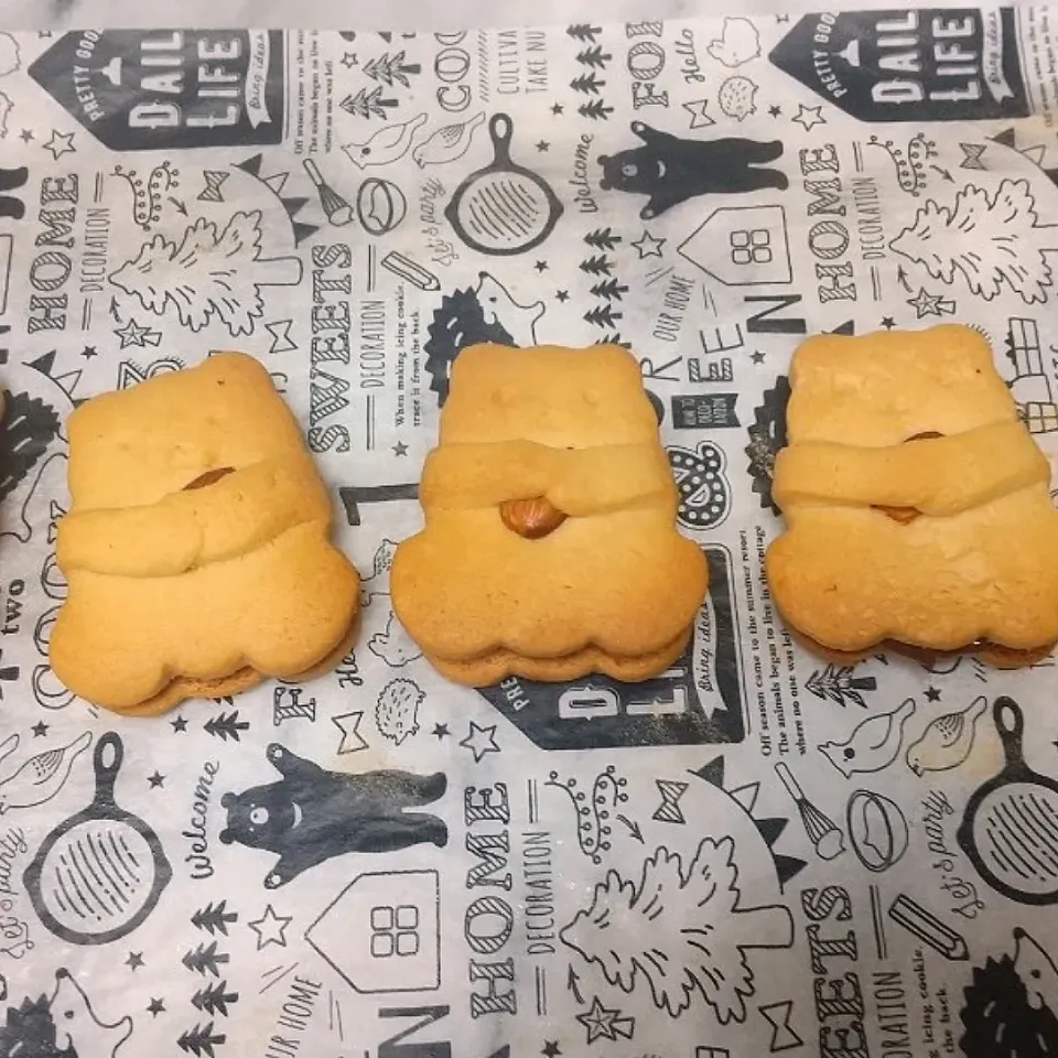 Snapdishの料理写真:プラリネのサブレ😃クッキー生地にもプラリネペースト入っててサンドしてあるチョコにも入れたよ‼️サックリしてて香りも良かった😉|Takamiyさん