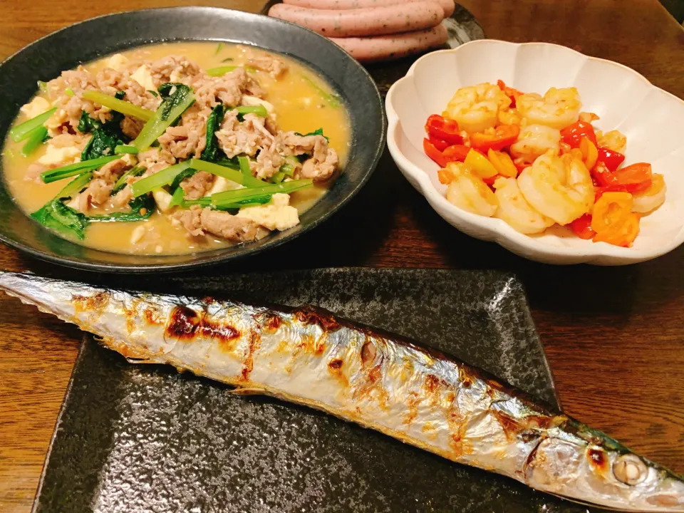 秋刀魚の塩焼き、豚と小松菜と豆腐の味噌炒め、エビとパプリカのガーリック炒め、シソ入りウインナー|なちゃむさん