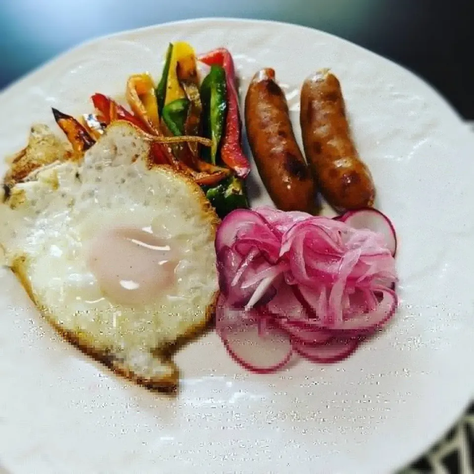 休日の朝のプレート
目玉焼き、ソーセージ＆パプリカのグリル焼き 紫玉ねぎのマリネ|ヒカリーさん