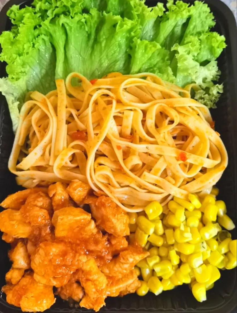 Peri peri spageti and fried n spicy chicken|Nazila Nazirさん