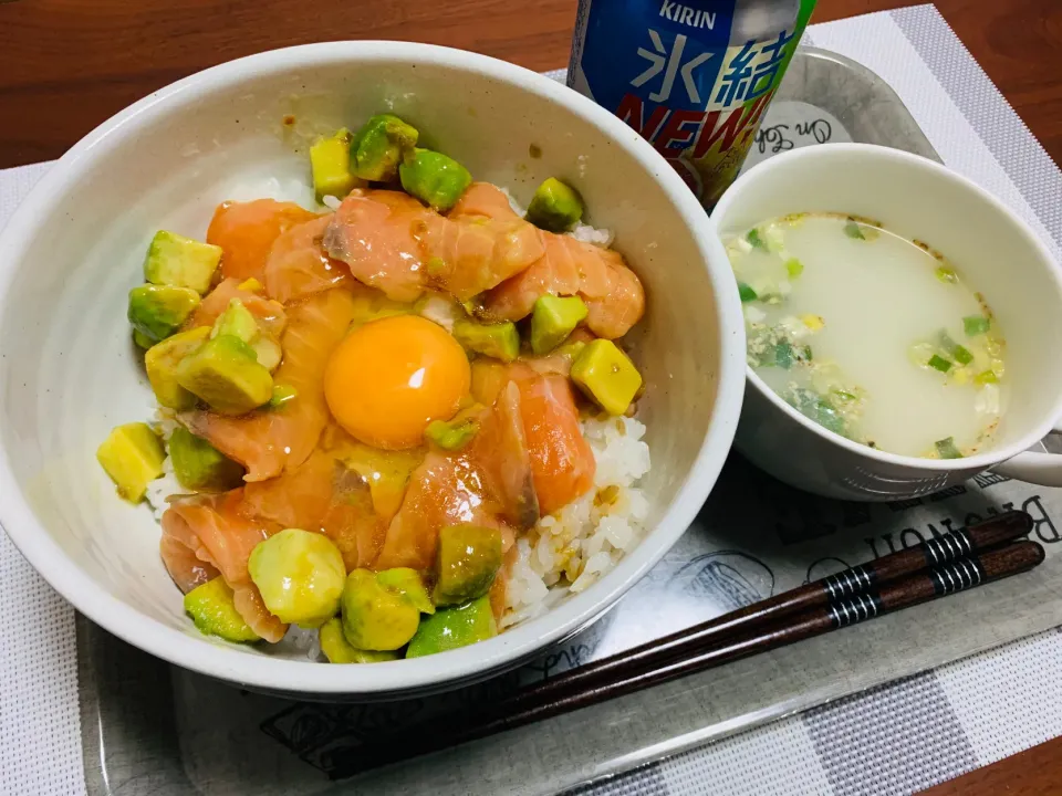 アボカドとサーモンのユッケ丼|ジュンさん