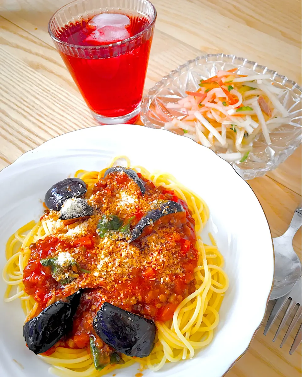 休日ランチ　茄子とバジルのミートソースパスタ　大根ツナサラダ|ふわ猫はなちゃんさん