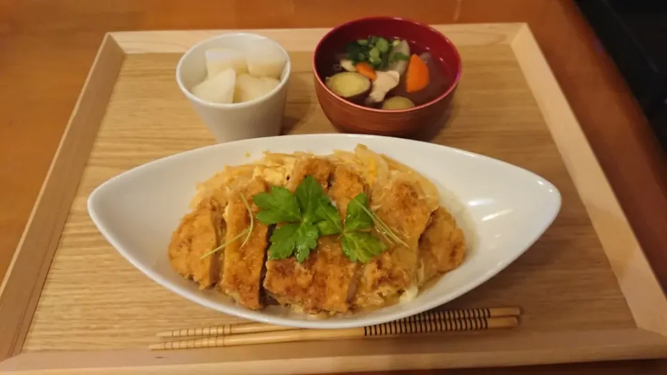 Snapdishの料理写真:☆カツ丼
☆具だくさん汁
☆梨|chikakoさん