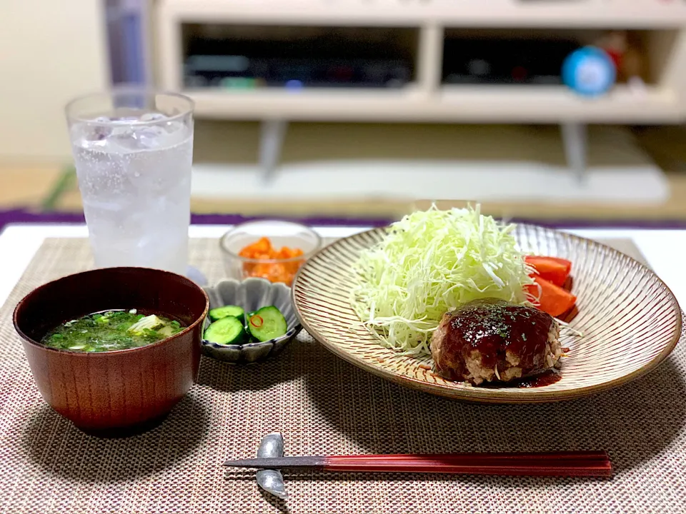 ばんごはん。ハンバーグ、エビチリ、きゅうりの浅漬け、あおさと筍のお味噌汁。|yukiさん