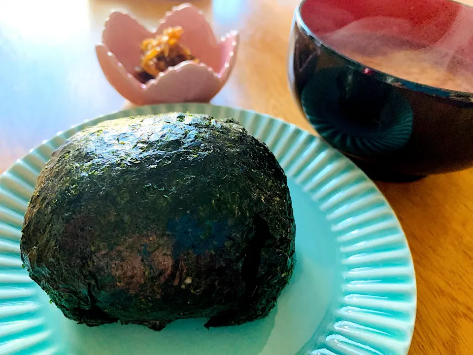 爆弾おにぎり💣生姜佃煮🍙煮卵|いちごさん