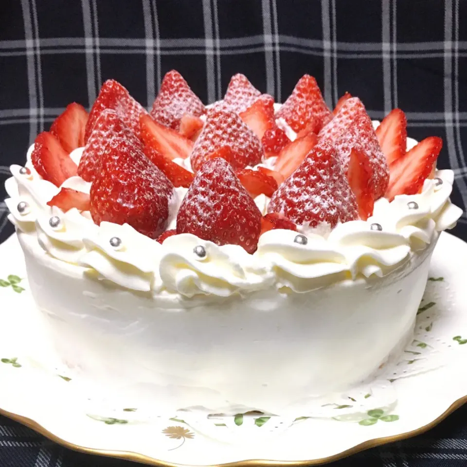 いちごいっぱいのケーキです🍓簡単で美味しいふわふわスポンジです〜(∩´∀`∩)|sucreroomさん