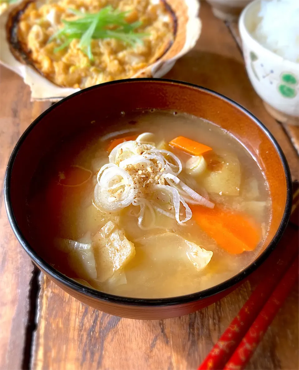 レシピ：美味しいが染み渡る焼きじゃがバターのごちそう味噌汁|呑兵衛料理家 おねこさん