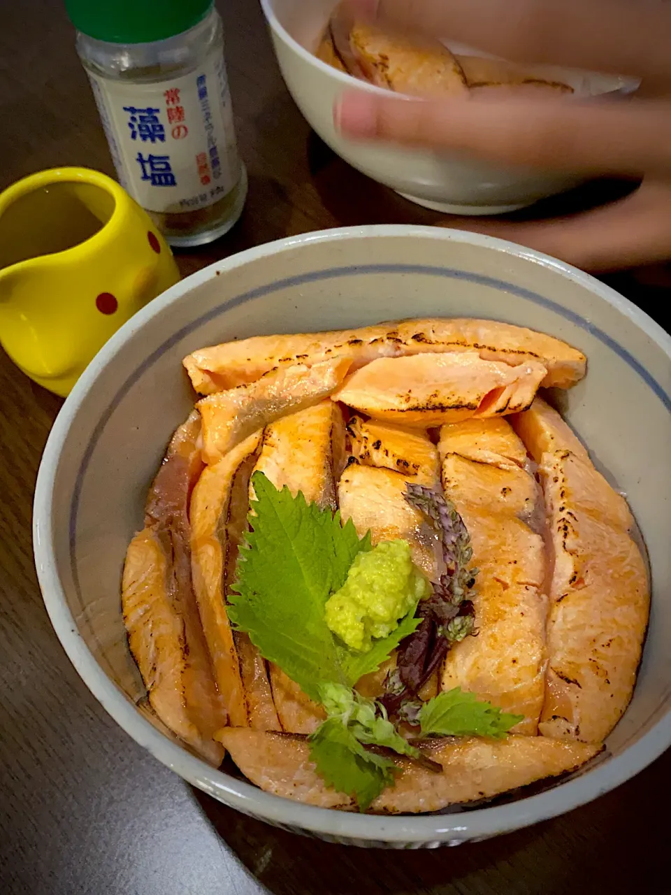 炙りサーモン丼　穂紫蘇　山葵　藻塩　煎茶🍵|ch＊K*∀o(^^*)♪さん