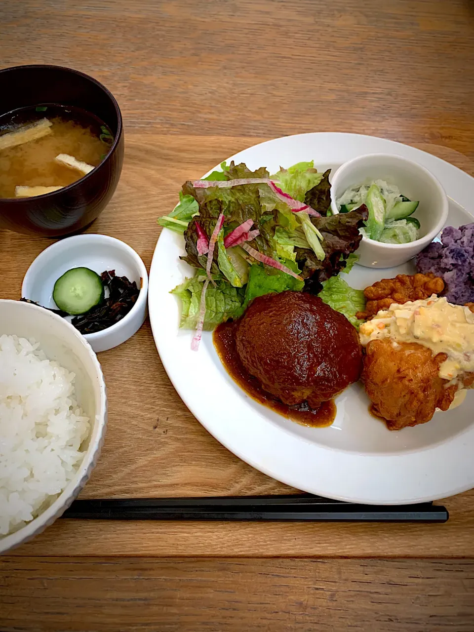 Snapdishの料理写真:キッチンこどものハンバーグと唐揚げ|yucc@さん