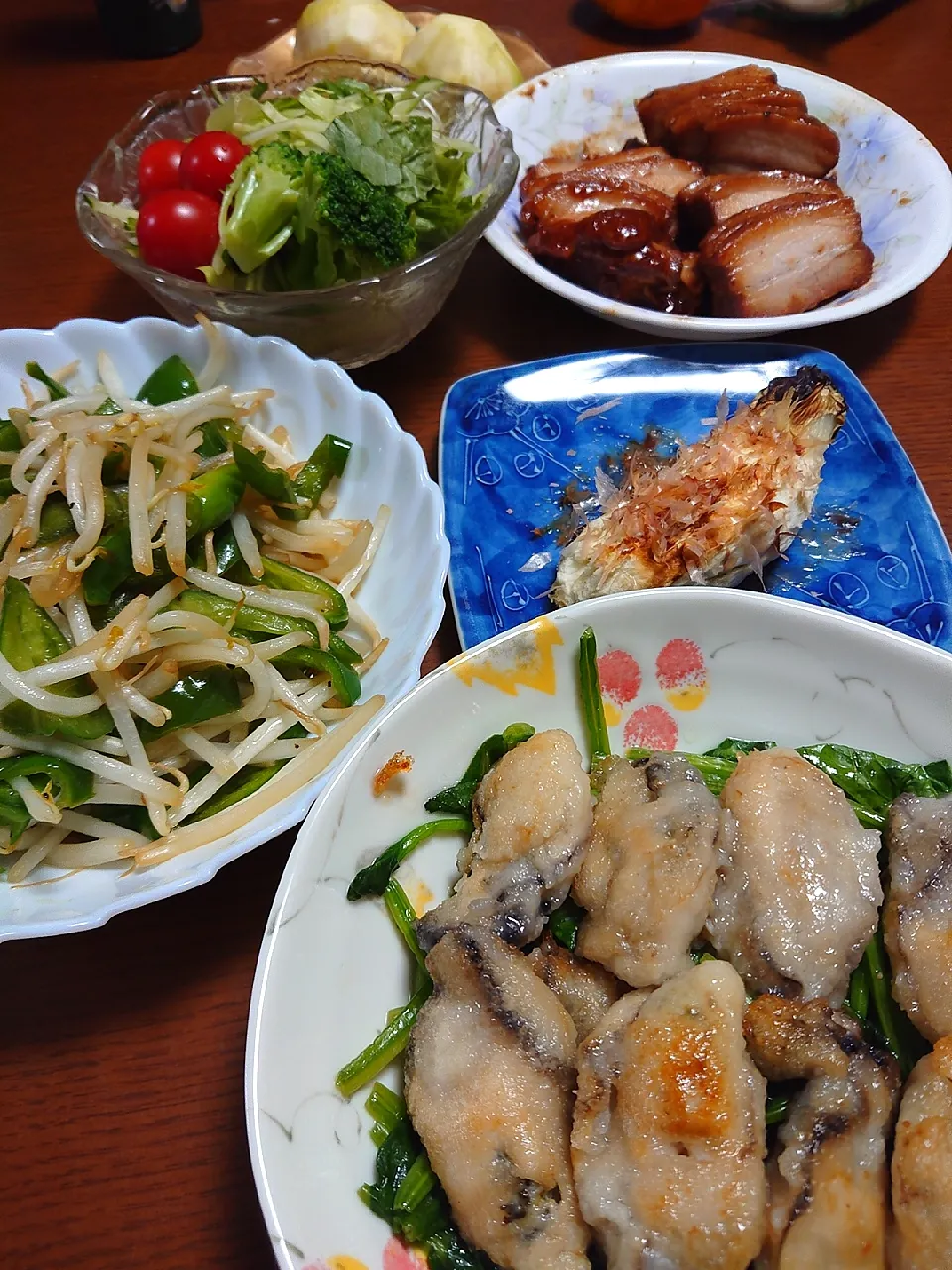 牡蠣とほうれん草のソテー
味噌漬けチャーシュー
もやしとピーマンの炒めもの
焼き茄子
サラダ|ぱやさん