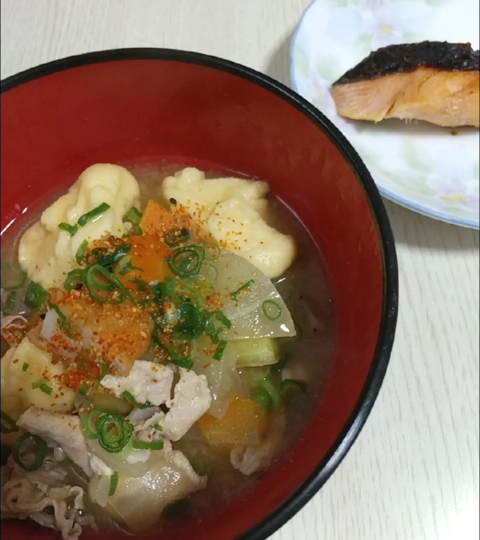 Snapdishの料理写真:☆今日の晩ごはん☆　野菜たっぷり団子汁　鮭の塩麹焼|hamamaさん