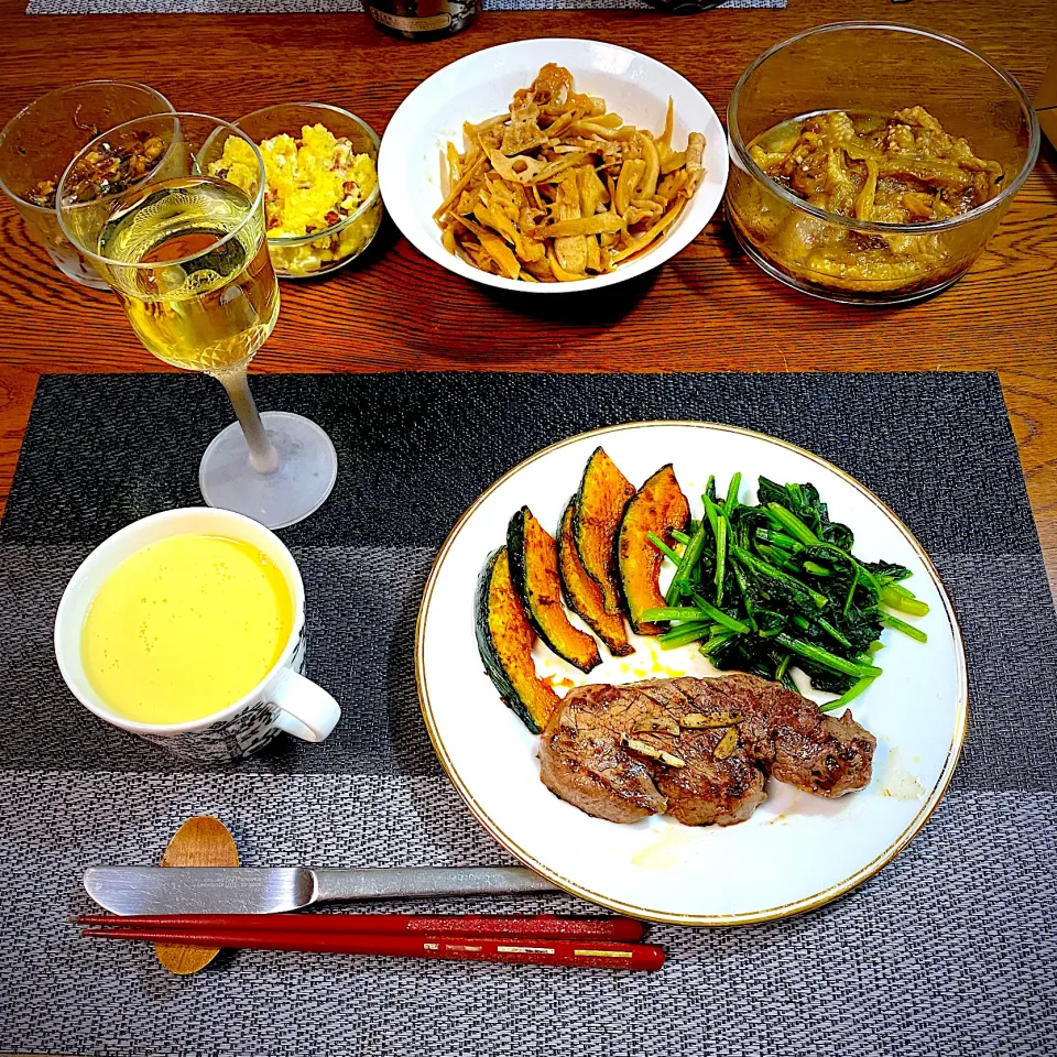 ステーキ、ほうれん草ソテーと焼き南瓜の付け合わせ、茄子のマリネ、キンピラ、薩摩芋とクリチのサラダ、ワイン|yakinasuさん