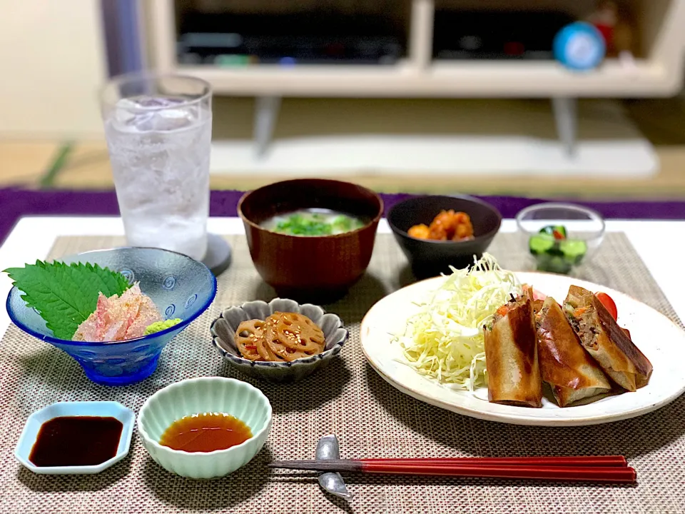 ばんごはん。春巻き、鯛のお刺身、蓮根のキンピラ、エビチリ、きゅうりの浅漬け、椎茸と大根のお味噌汁。|yukiさん