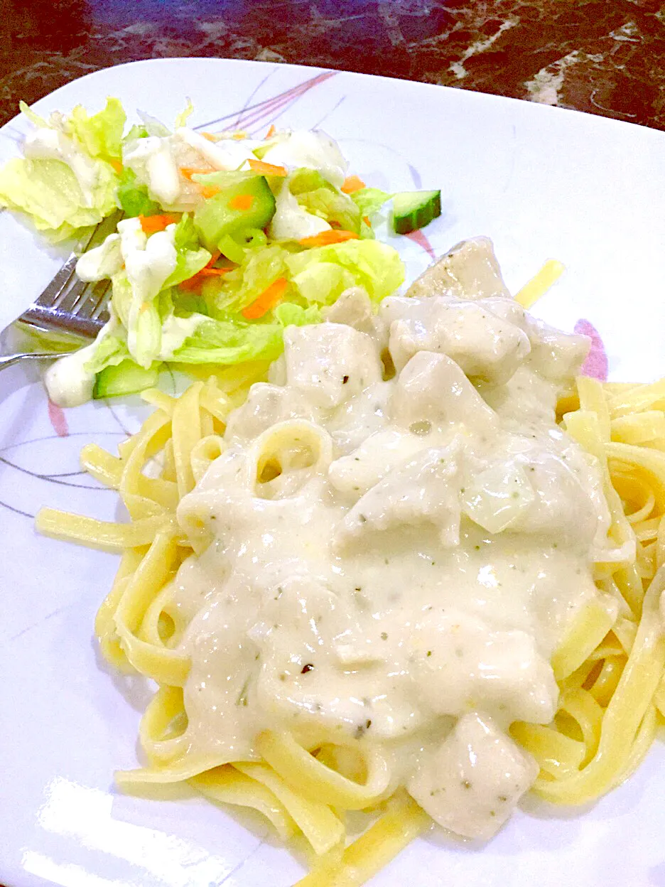 Snapdishの料理写真:Creamy chicken Alfredo and a salad|ninja kittyさん