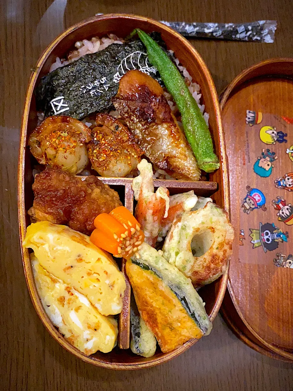 お弁当🍱　もち麦ごはん　焼き海苔　オクラロースト　焼き鮭　帆立ロースト　七味唐辛子　カニかまと竹輪の磯辺揚げ　かぼちゃの青海苔天ぷら　醤油唐揚げ　干し海老の出し巻き卵　花形人参甘煮　白胡麻　胡麻塩　豆腐とわかめのお味噌汁　麦茶|ch＊K*∀o(^^*)♪さん