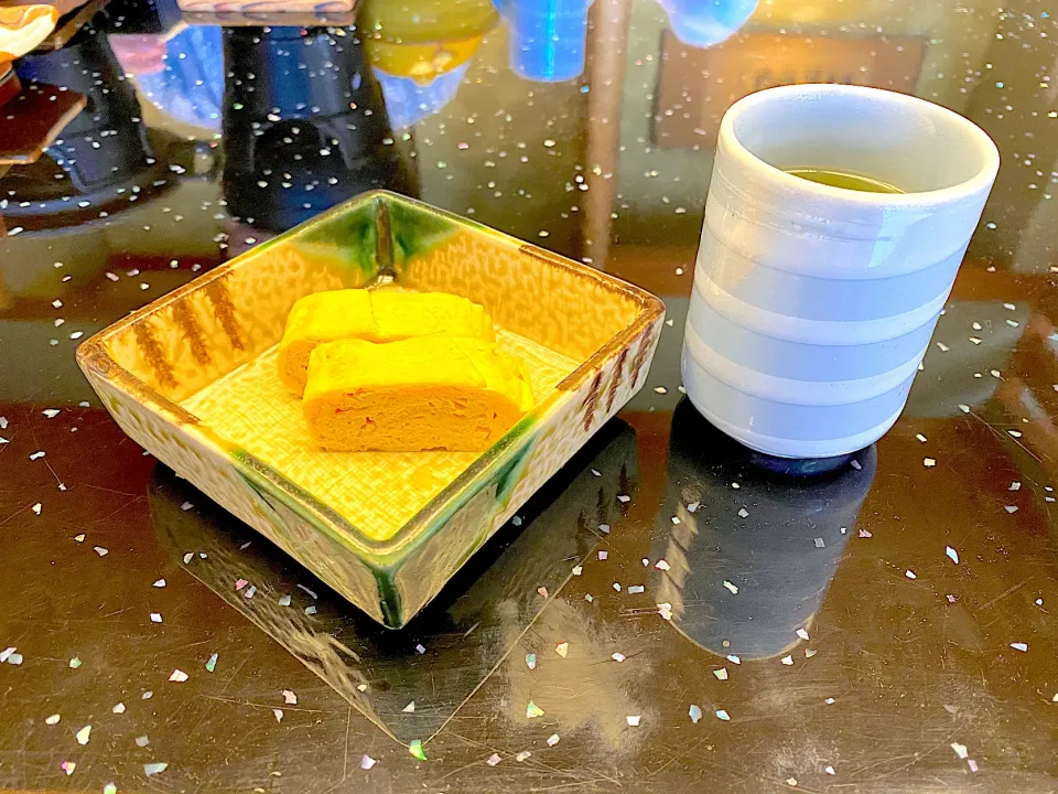 Breakfast with tamagoyaki, Japanese style of omelette with a cup of green tea|MI 「いどりす」さん