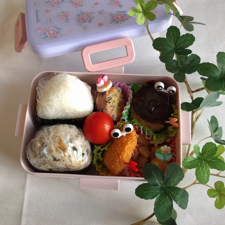 Snapdishの料理写真:10/26❤︎娘のおにぎりお弁当🌱|Makinsさん