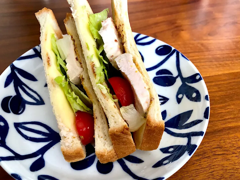 ⭐️10.25休日☀️朝ごはん☀️前日に作った鶏ハムでマヨマスタードサンド♪|さとみさん