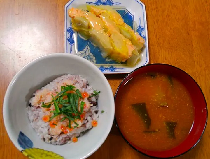 １０月２４日　ずわい蟹といくらの海鮮丼　えびしんじょと白菜の重ね蒸し　さつまいもとわかめのお味噌汁|いもこ。さん