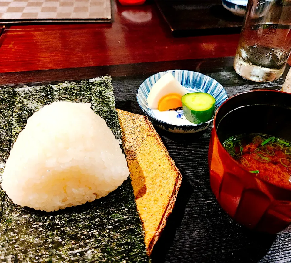 Snapdishの料理写真:日本料理店「冨久屋（ふくや）」にて　　コース料理のデザート前お料理最後の〆は 土鍋で焚いたご飯で握った大きなおにぎり🍙　ふわっふわで 程よい塩加減　お祝い事で伺ったお店ですが とても良い時間と良いお料理でした♡|sakiさん