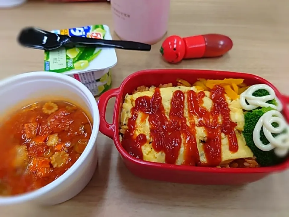 Snapdishの料理写真:★今日のお弁当★
🍱オムライス（卵が雑ー🤣）
🍱ブロッコリー
🍱ミネストローネ
🍱アロエヨーグルト|☆Chieco☆さん