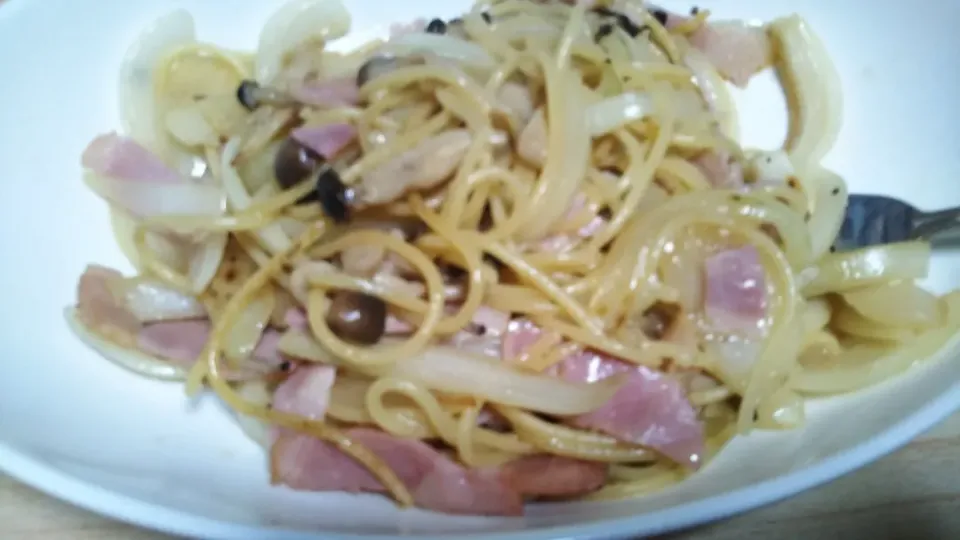 しめじとベーコンとたまねぎのパスタ|ローズガーデンのコックさんさん