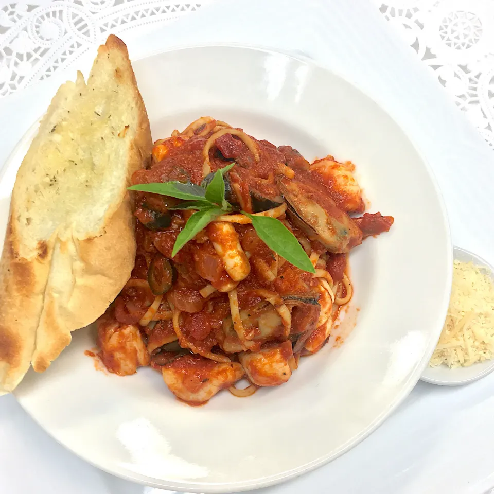 Seafood Pescatore Pasta|Sibulo Edさん