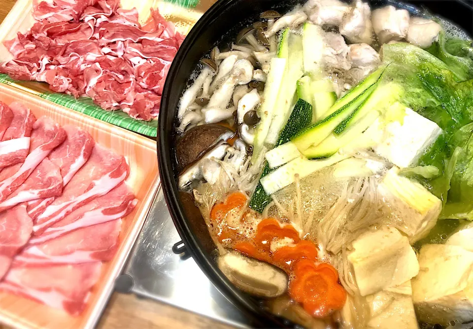 寄せ鍋〜鶏もも肉　米の恵み豚　やんばる島豚|じゅんさんさん