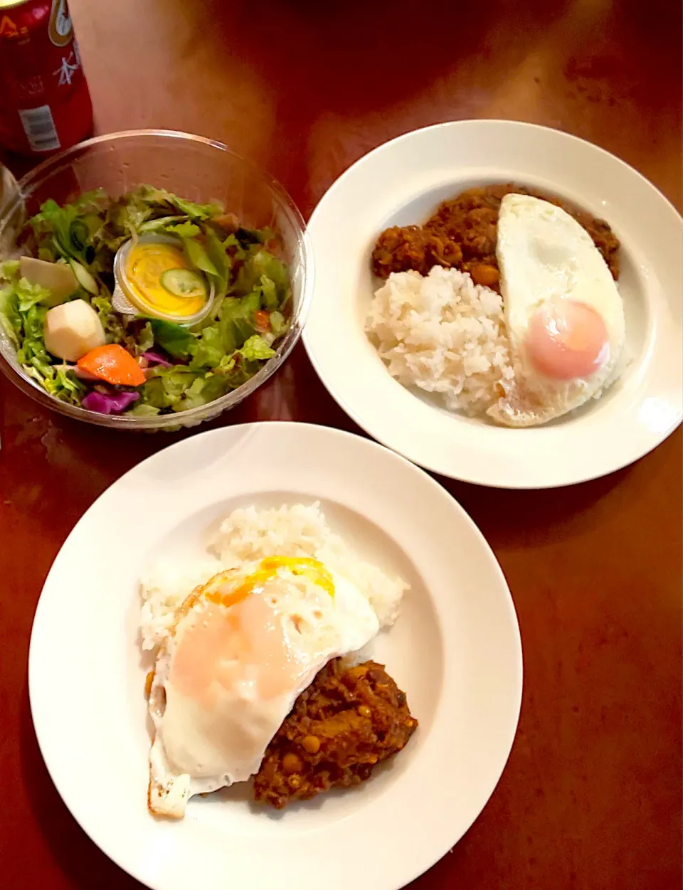 Snapdishの料理写真:Saturday brunch🍴お野菜たっぷりｻﾗﾀﾞ･牛筋とお豆のｽﾊﾟｲｼｰｶﾚｰw/目玉焼き|🌈Ami🍻さん