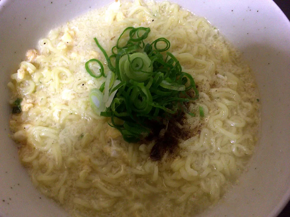 Snapdishの料理写真:TV もちっとした太麺 塩ラーメン(玉子入)|ばーさんさん