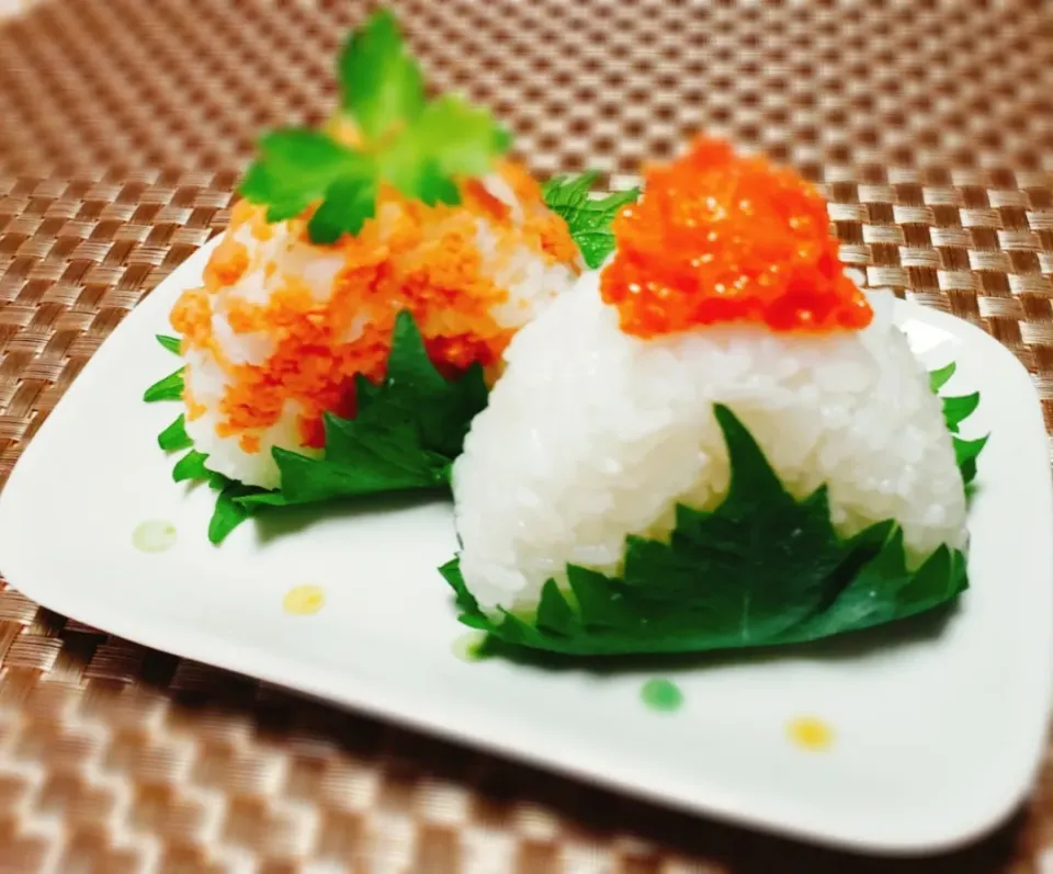 Snapdishの料理写真:うに数の子おにぎり🍙
鮭おにぎり🍙|yukaringoさん