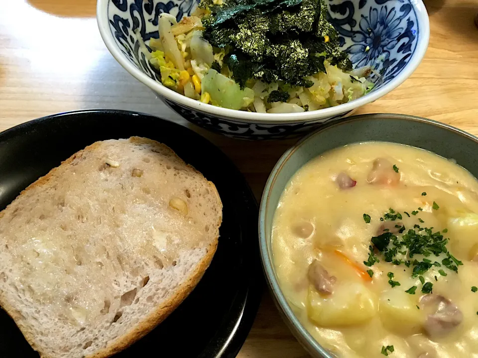 昨日の晩ゴハン💛さつま芋の豆乳シチュー、三種のナッツ食パン🍞、白菜の海苔サラダ💁‍♀️|さくたえさん