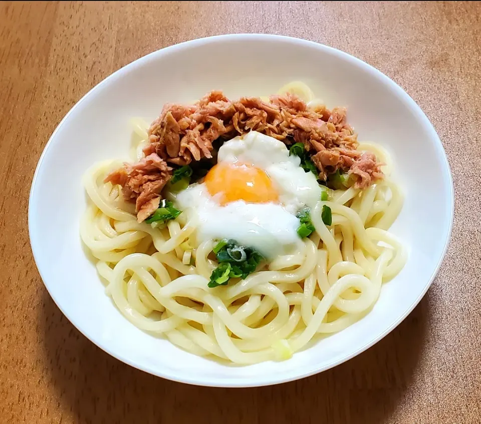 うどんにツナと温玉とネギをのせただけ|ナナさん