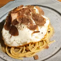 トリュフと目玉焼きのパスタ

近所のイタリアンにて。
ソースはみじん切りの玉ねぎと舞茸がトリュフオイルでトロトロに乳化されたもの。

#トリュフ|ゆきをさん