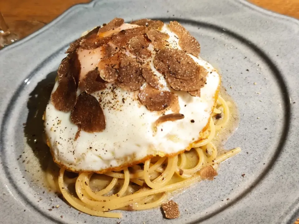 Snapdishの料理写真:トリュフと目玉焼きのパスタ

近所のイタリアンにて。
ソースはみじん切りの玉ねぎと舞茸がトリュフオイルでトロトロに乳化されたもの。

#トリュフ|ゆきをさん