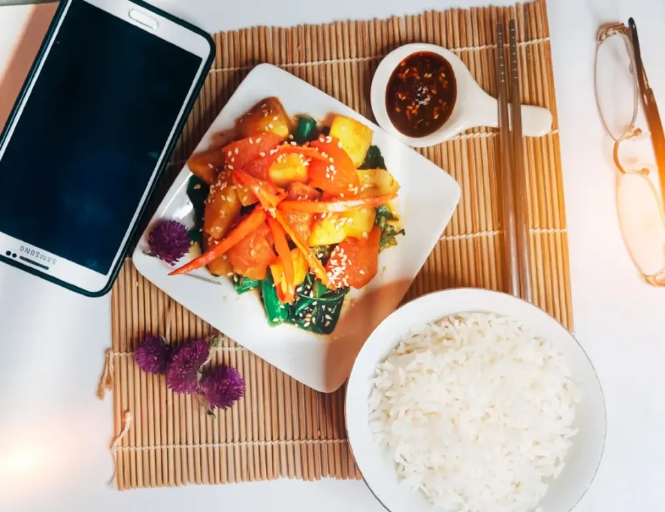 Stir-fry potatoes, tomatoes and kale. Garam Masala and Chilli Powder was added to spice up the taste.|Priyamayaさん