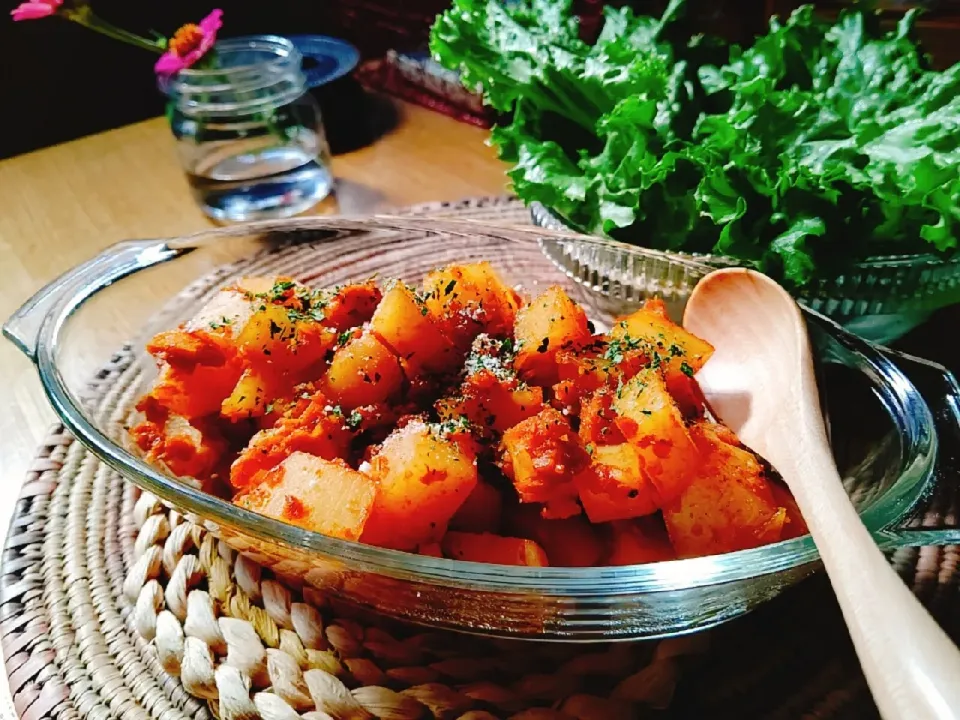 真希さんの料理 じゃがいもとひき肉のオイケチャ炒めをサラダ菜で包みながら食べるやつ #更にカレー味にして粉チーズもフリフリしてみたったやーつ !！|Naomi Furuyaさん