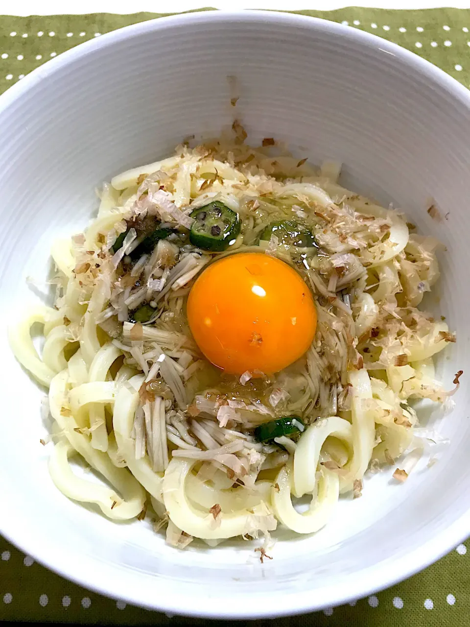 Snapdishの料理写真:釜玉うどん×レンチンオクラえのき|morimi32さん